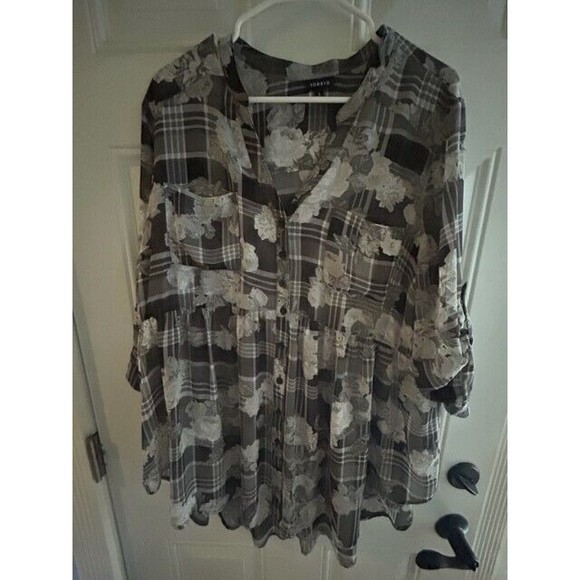 Torrid Blouse Womens Size 2 Gray Floral Button Up Pockets Roll Tab Sleeve EUC - Picture 1 of 9